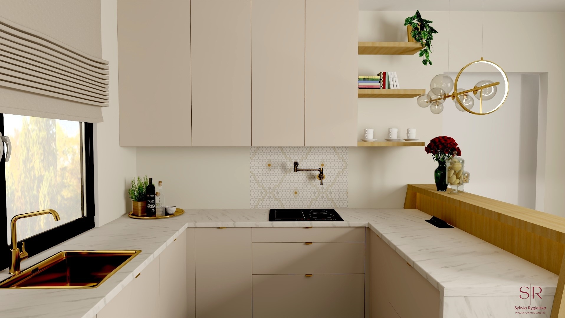 Jasna kuchnia z marmurowym blatem, złotą armaturą i dekoracyjną mozaiką nad płytą grzewczą. Widoczne wiszące szafki, drewniane półki z dekoracjami, okrągły żyrandol i rolety rzymskie w oknie.