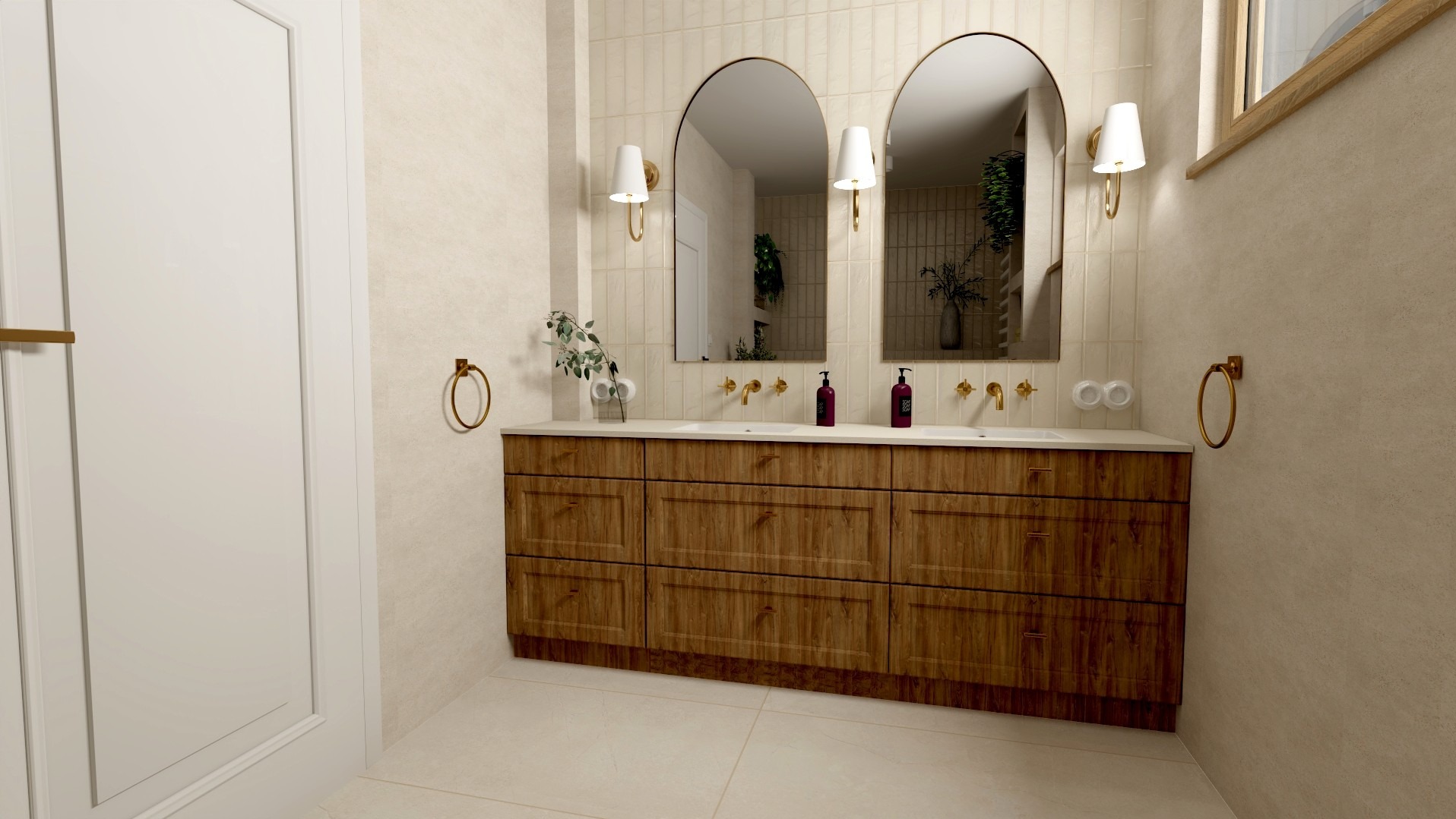 Nowoczesna łazienka z drewnianą szafką pod umywalką, dwoma lustrami w złotych ramach i beżowymi płytkami. Widoczne złote akcenty i minimalistyczne oświetlenie.