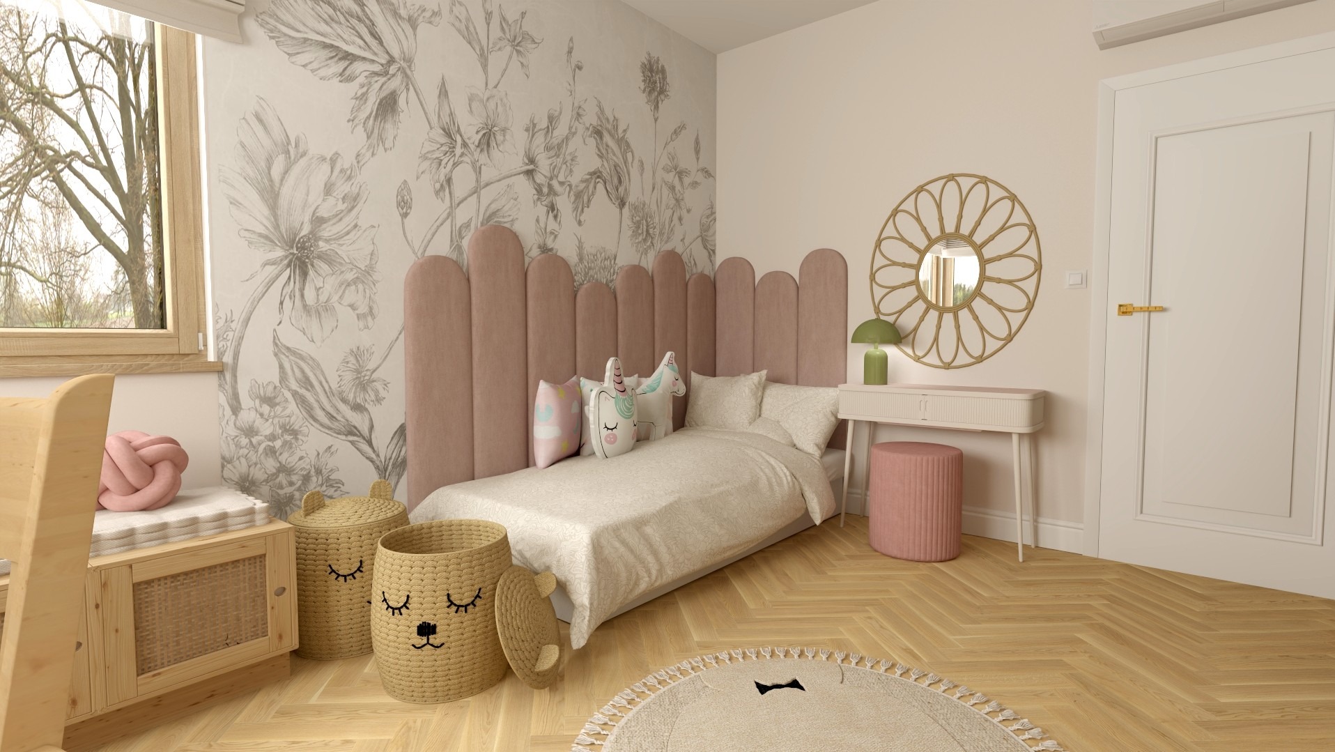 Jasny pokój dziecięcy z łóżkiem, różowym zagłówkiem, tapetą w kwiaty i drewnianą podłogą w jodełkę. Uwagę przykuwają kosze z motywem zwierzęcym i okrągły dywan.