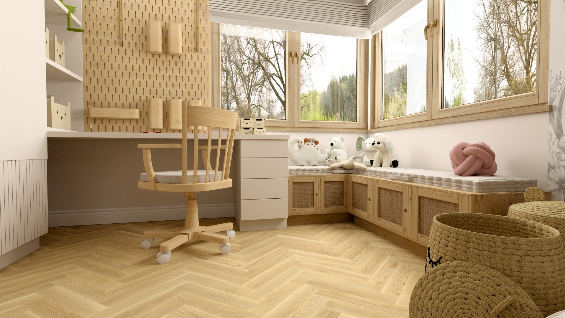 Jasny pokój dziecięcy z biurkiem, krzesłem na kółkach i siedziskiem przy oknie. Drewniane elementy, zabawki i kosze z wikliny tworzą przytulną przestrzeń.