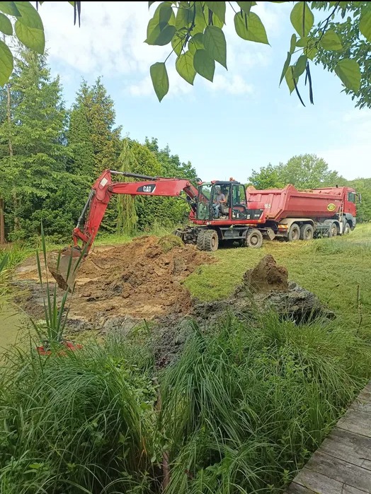 wykonujemy również kopanie stawów, jak i odmulanie starych stawów