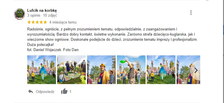 Animatorzy w kolorowych strojach i szczudłach podczas imprezy plenerowej na tle industrialnego krajobrazu, dzieci bawiące się piłkami, animator z zielonym talerzem