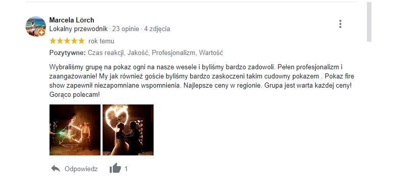 Para młoda podczas pokazu ognia w kształcie serca na weselu, w tle ciemne otoczenie.