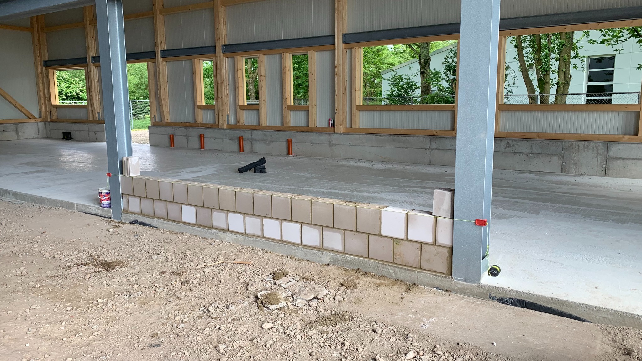 Budowa ścian hali przemysłowej