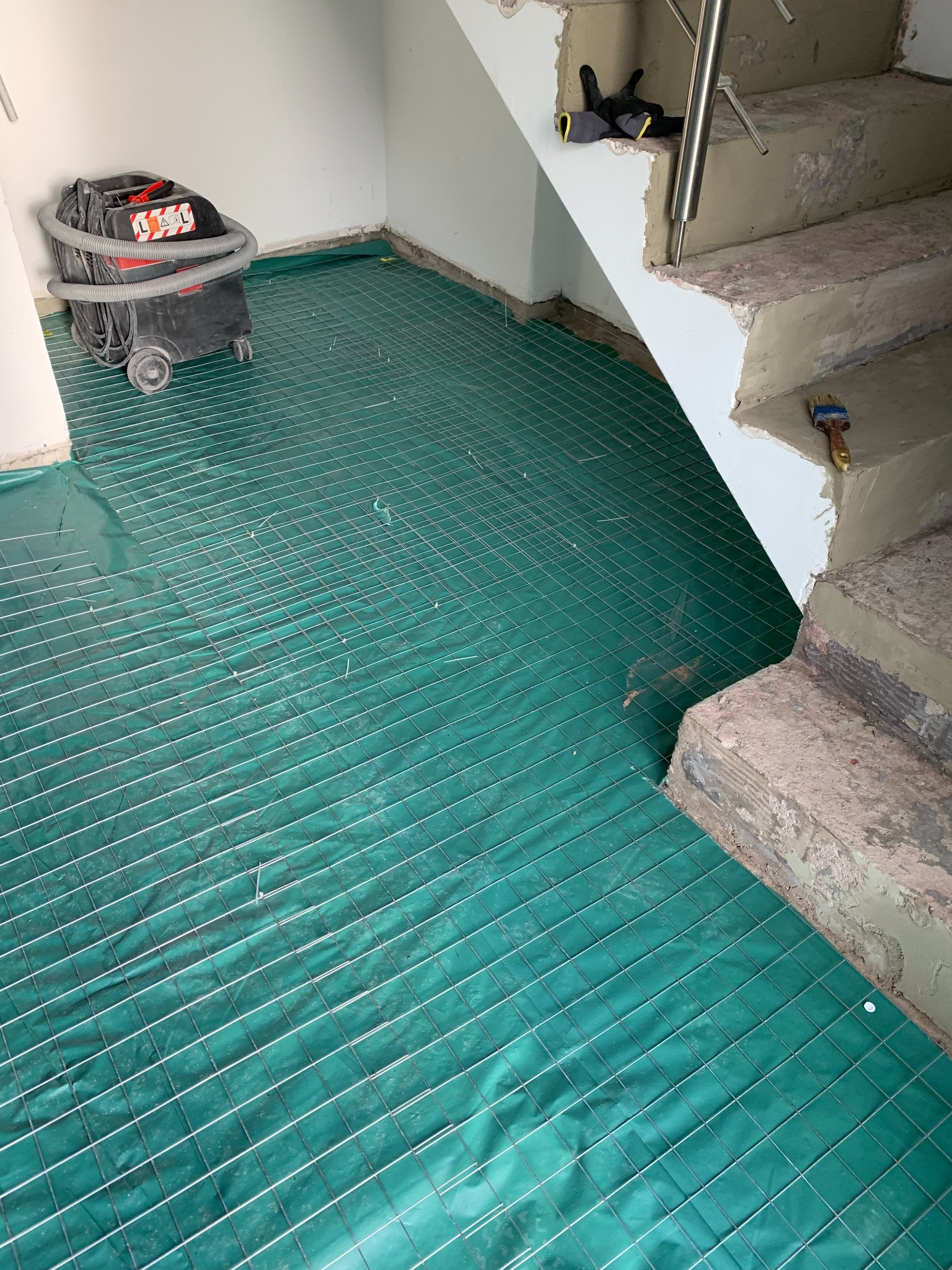 Wykonanie posadzki i okładzina schodów