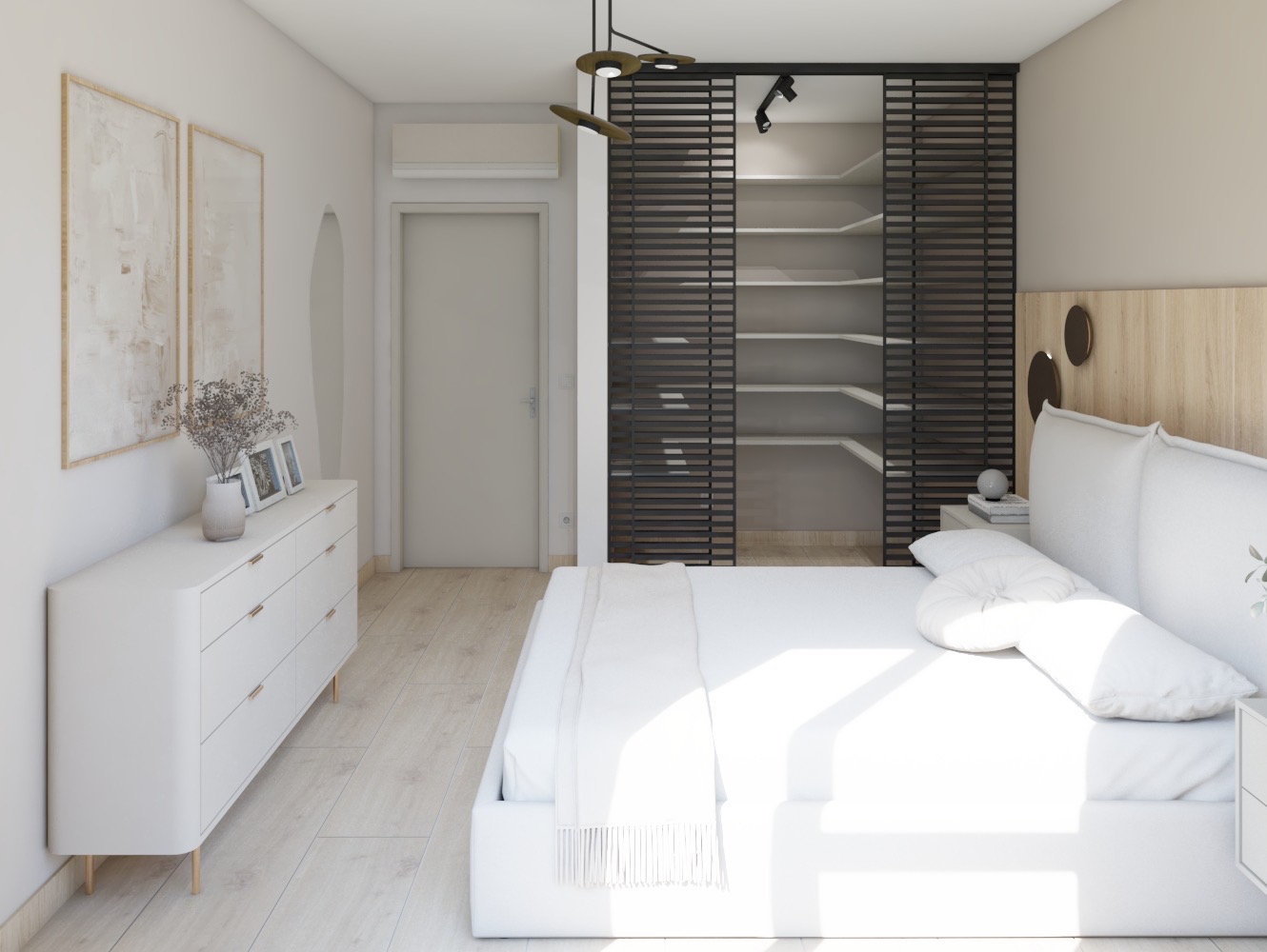 Jasna sypialnia z łóżkiem, komodą i garderobą z przesuwnymi drzwiami z lamelami. Na komodzie dekoracje: wazon z suszem i ramki na zdjęcia.