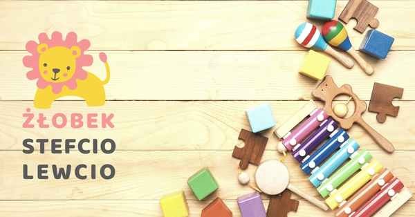 Drewniane zabawki edukacyjne, klocki, marakasy i cymbałki na jasnym drewnianym tle, obok grafika lwa i napis 'Żłobek Stefcio Lewcio'.