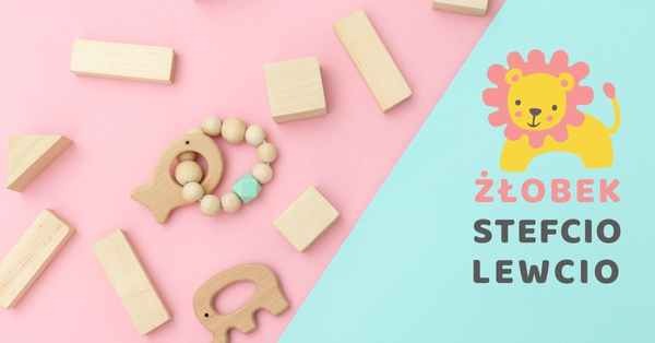 Drewniane zabawki edukacyjne, gryzaki i klocki na różowo-błękitnym tle, prezentacja oferty żłobka w Warszawie.