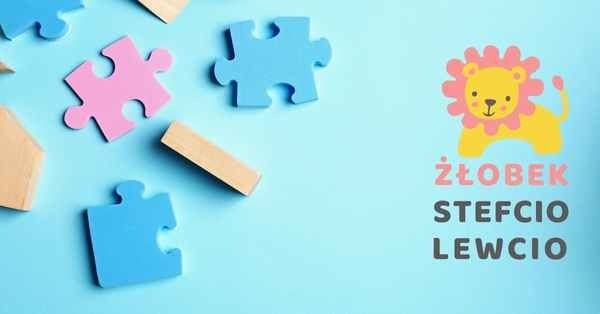 Niebieskie tło z drewnianymi klockami i puzzlami w odcieniach różu i błękitu, w prawym górnym rogu logo lwa z napisem.