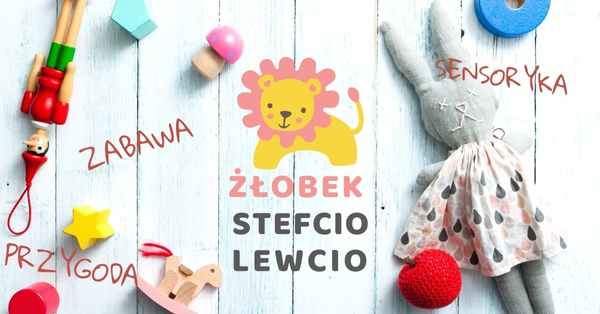 Drewniane zabawki, maskotka królik z czerwoną sercem, i napisane słowa 'zabawa', 'przygoda', 'sensoryka' na tle drewnianych desek.