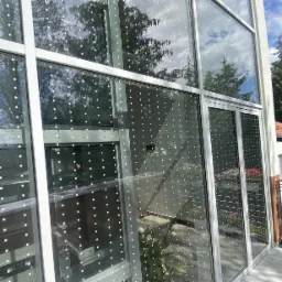 Montaż naklejek chroniących ptaki przed kolizjami ze szkłem