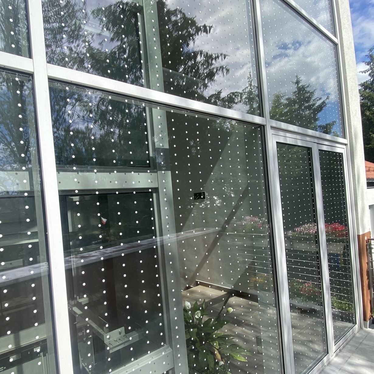 Montaż naklejek chroniących ptaki przed kolizjami ze szkłem