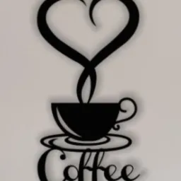 Czarna, metalowa dekoracja ścienna przedstawiająca filiżankę kawy z parującym napojem uformowanym w kształt serca, z napisem 'Coffee' poniżej.