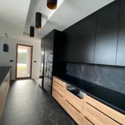 Realizacja kompleksowego kładzenia glazury, zabudowa G-K, Gładzie, malowanie