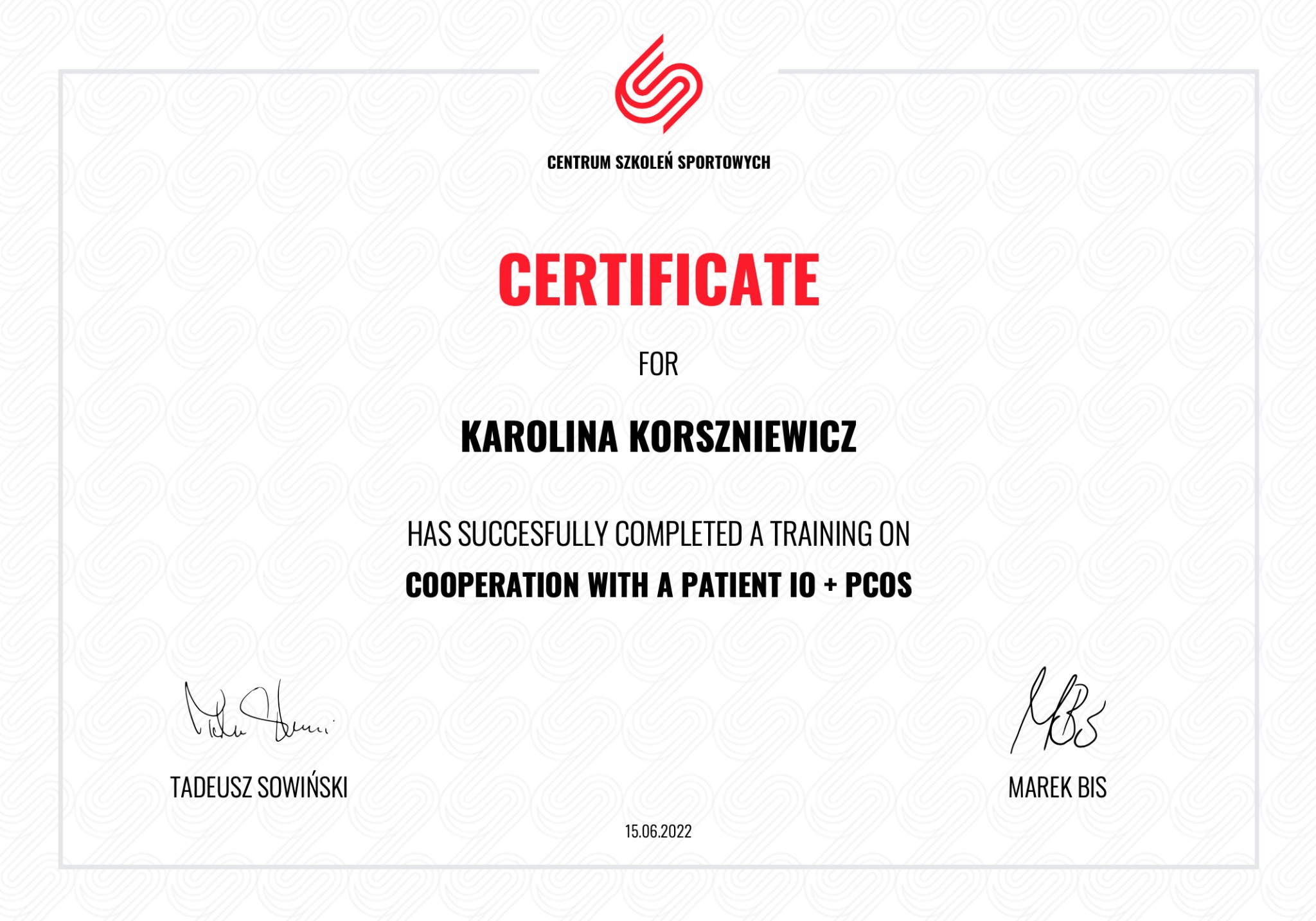Certyfikat ukończenia szkolenia z zakresu współpracy z pacjentem IO + PCOS, wydany przez Centrum Szkoleń Sportowych dla Karoliny Korszniewicz, podpisany przez Tadeusza Sowińskiego i Marka Bis, data...