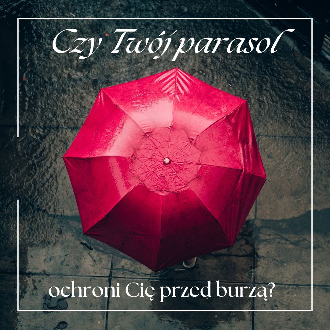 Czerwony parasol widziany z góry na mokrym chodniku podczas deszczu w Przemkowie, z tekstem 'Czy Twój parasol ochroni Cię przed burzą?'.