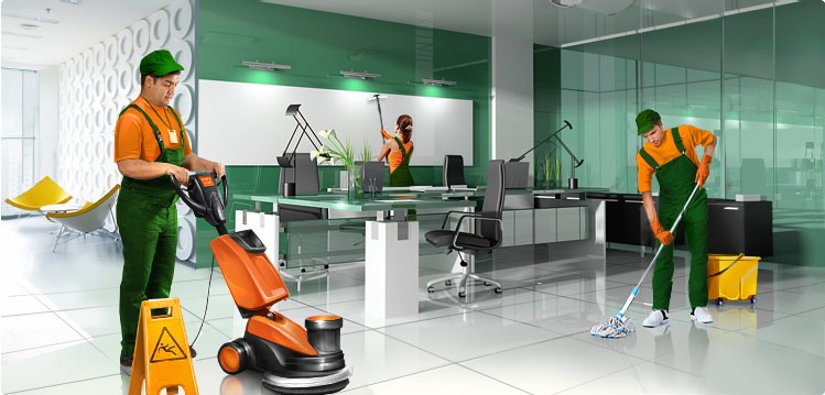 Pracownicy w zielonych kombinezonach czyszczą podłogę w nowoczesnym biurze, jeden używa maszyny do polerowania, drugi mopa, a trzeci myje okna na wysokości.