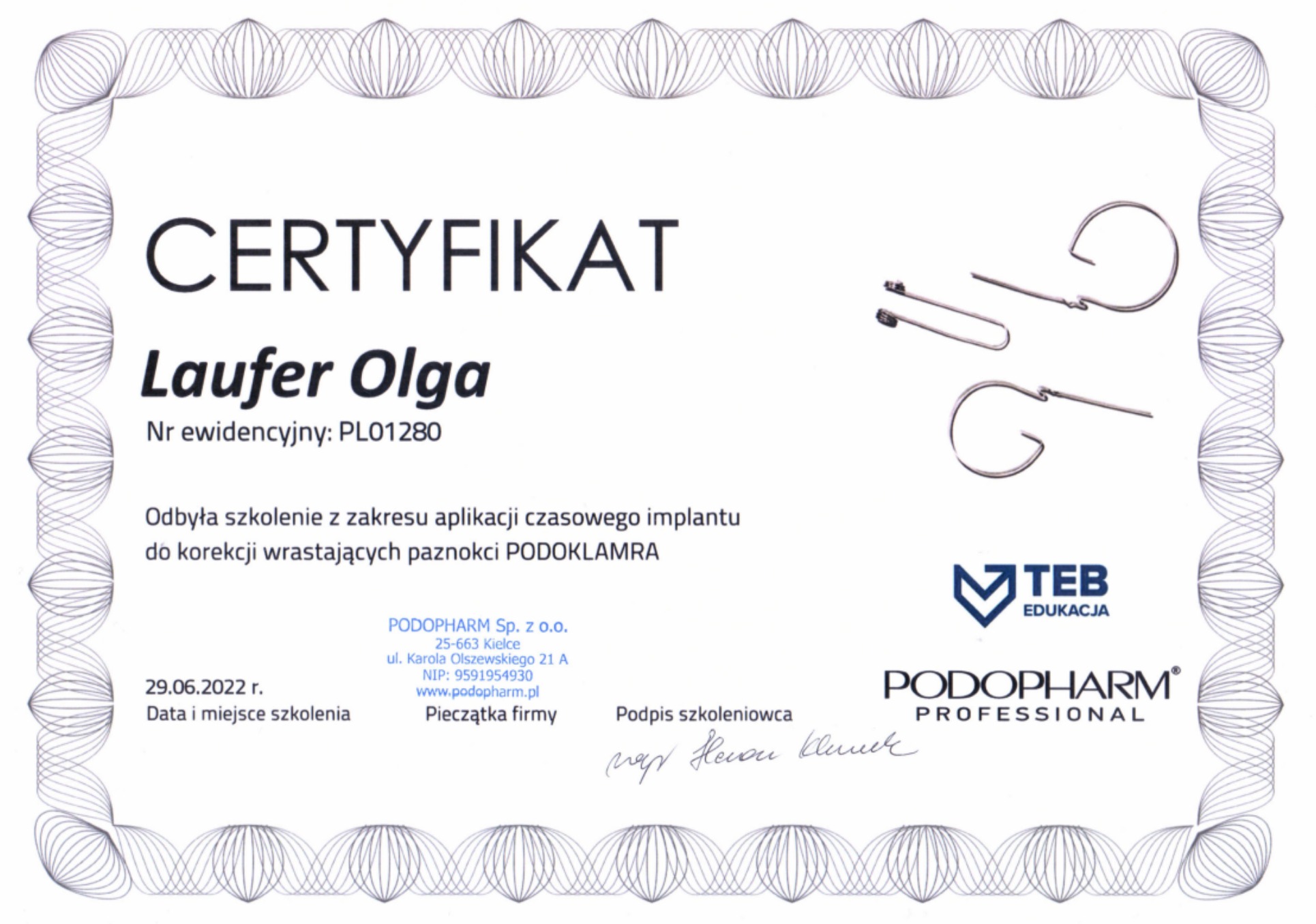 Certyfikat ukończenia szkolenia z zakresu aplikacji klamer na wrastające paznokcie, wystawiony dla Laufer Olga, z adresem firmy Podopharm z Kielc i widocznymi trzema rodzajami klamer do paznokci.