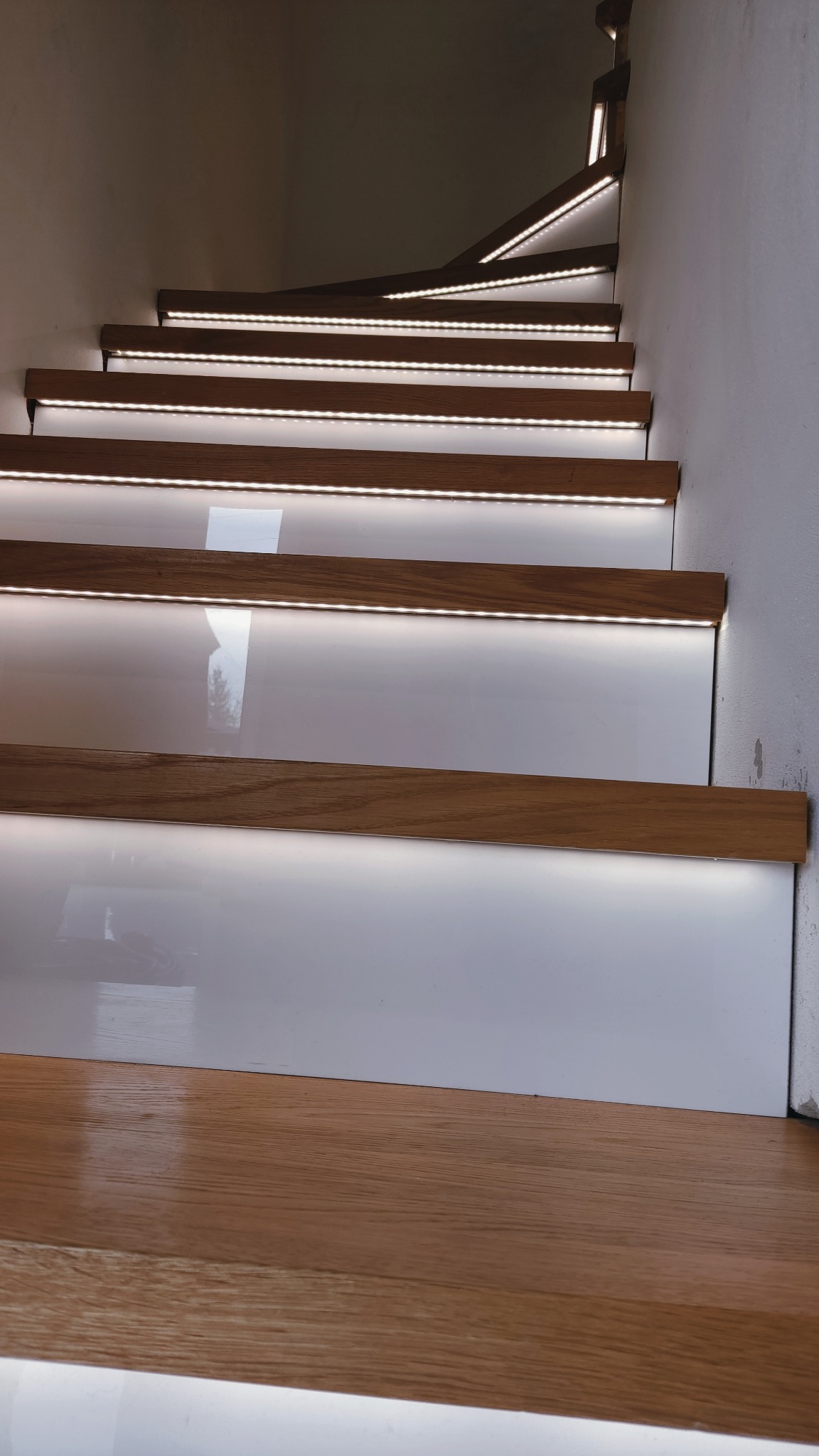 Ledowe podświetlenie pod każdym stopniem zapalane kaskadowo