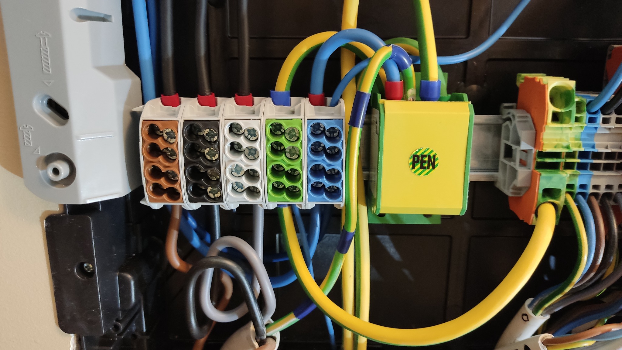 Punkt podziału PEN (przejście na sieć TNC-S) i blok zasilający rozdzielnicę główną