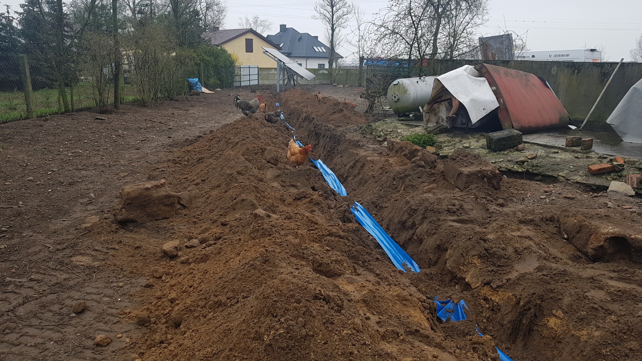 Folia ostrzegawcza znajdująca się nad kablami w wykopie