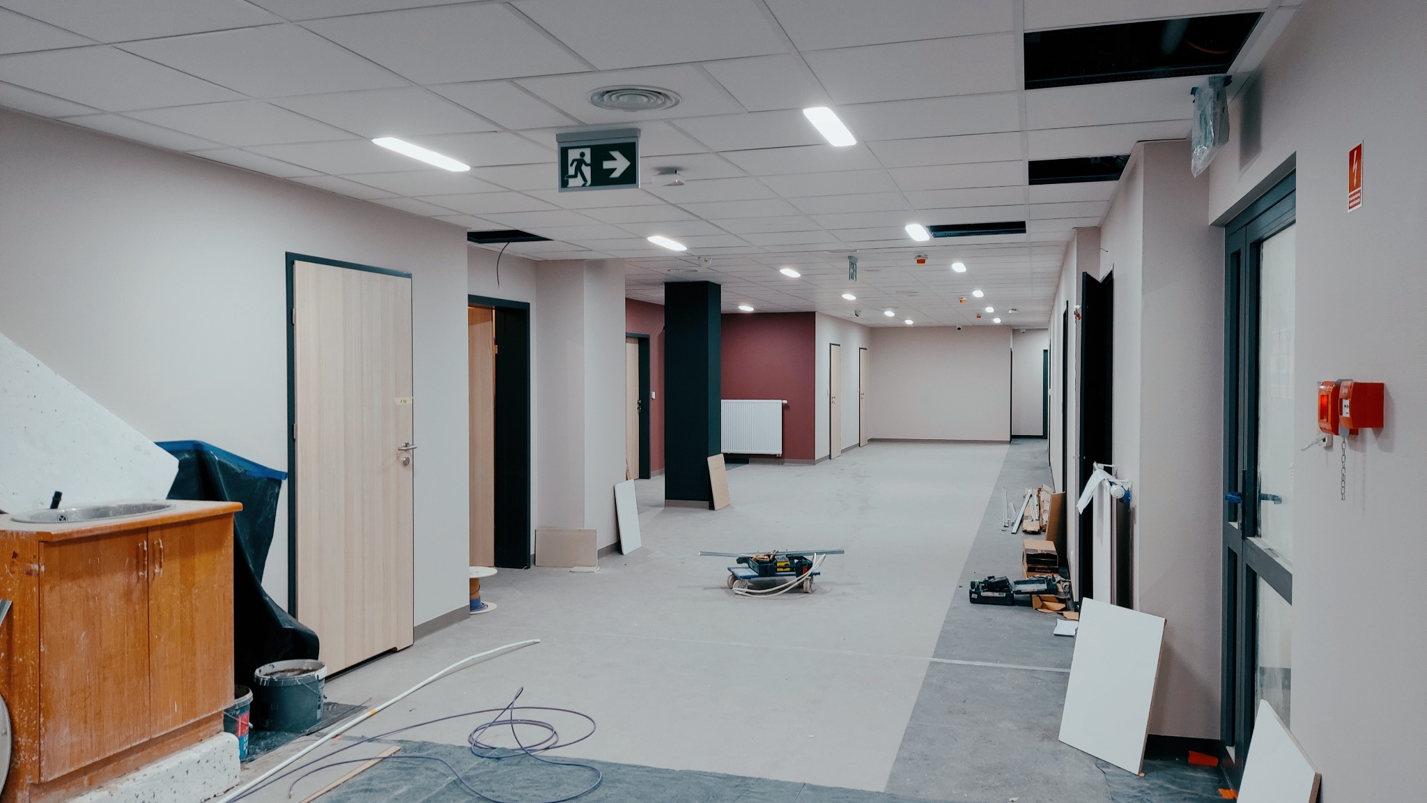 Oświetlenie ciągów komunikacyjnych w budynku użyteczności publicznej