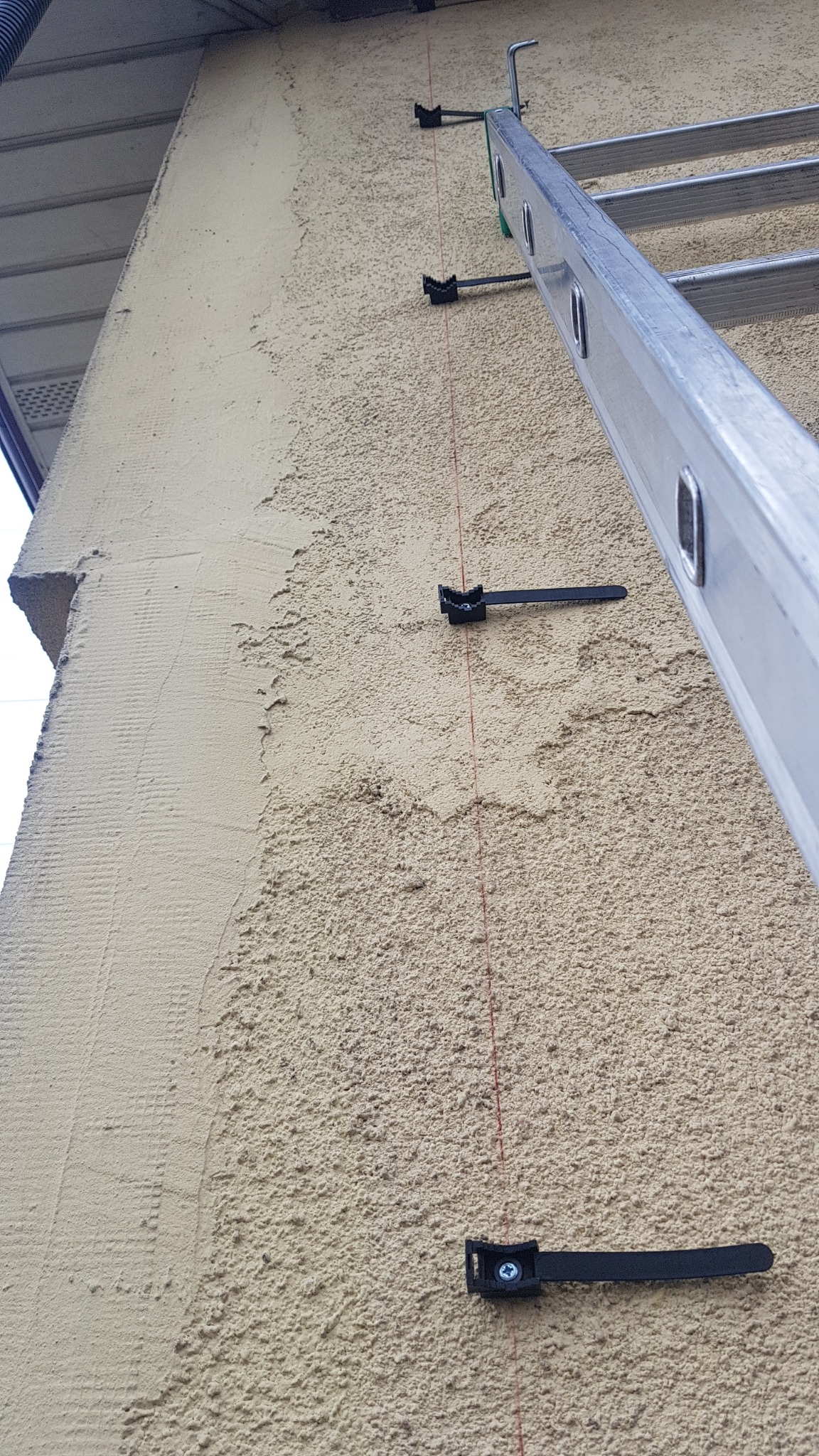 Przygotowane uchwyty pod montaż peszla na elewacji