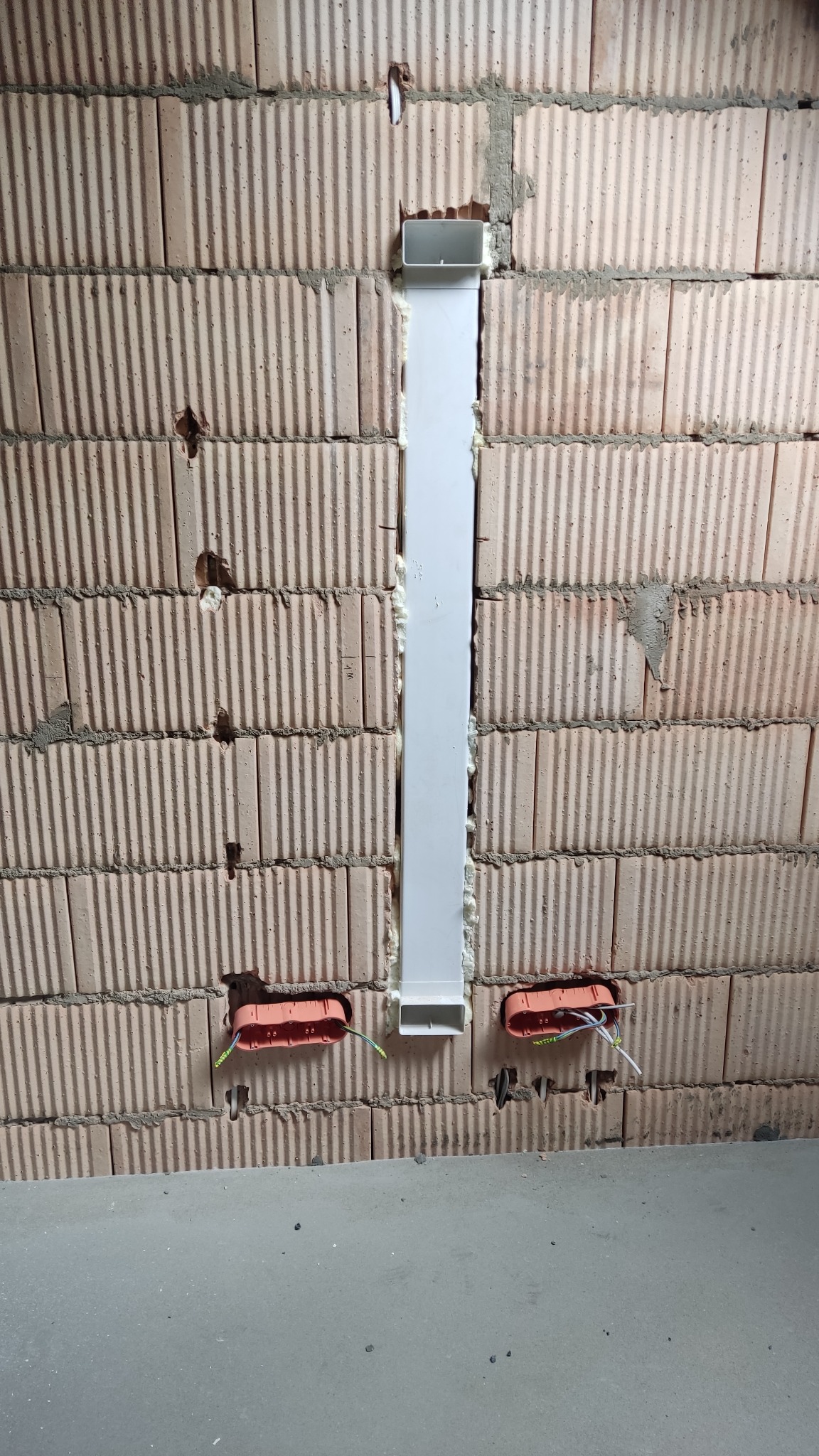 Kanał do przeprowadzenia przewodów od urządzeń z szafki poniżej wprost za ekran telewizora. Instalacja podtynkowa