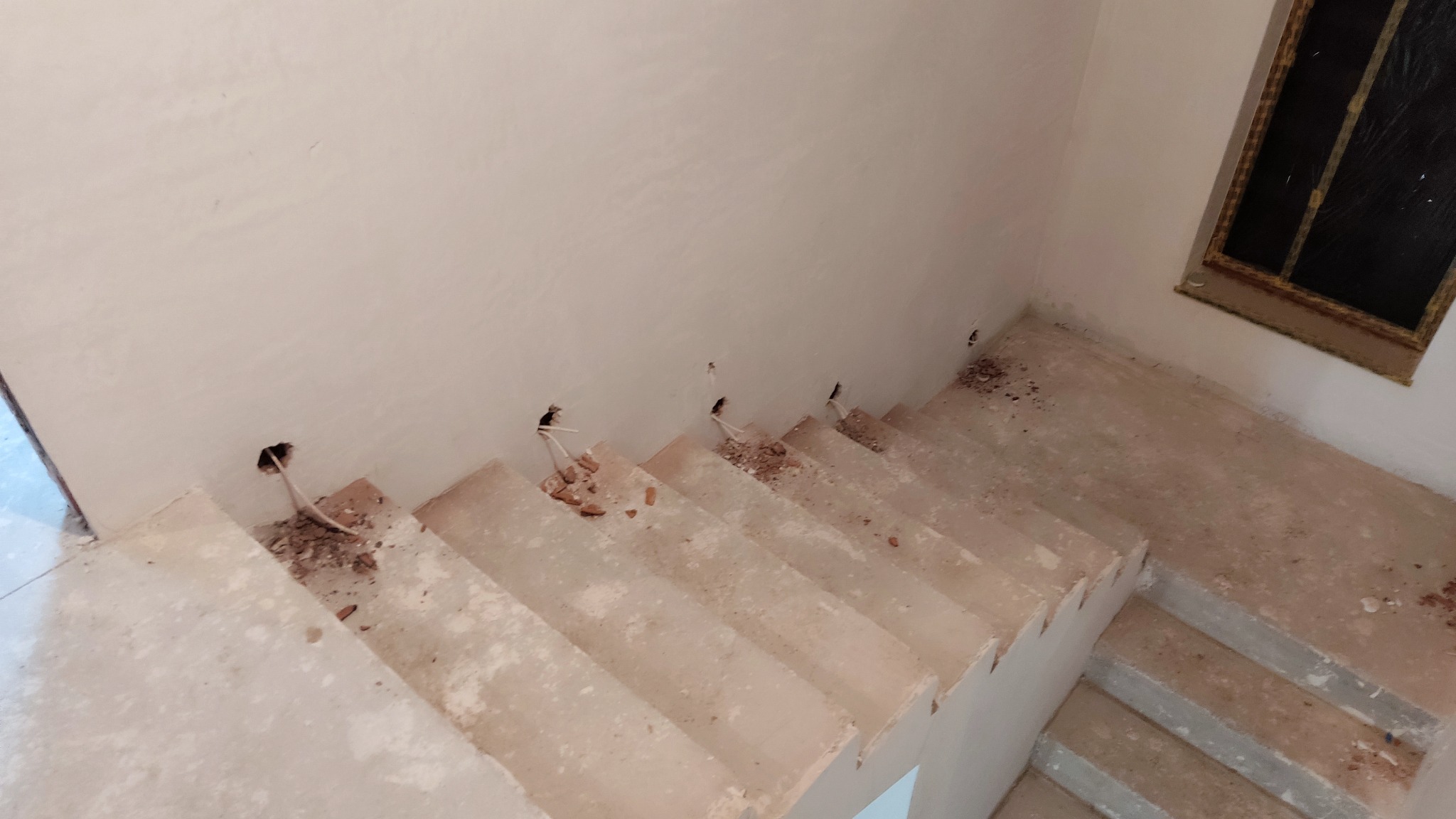 Instalacja do montażu oświetlenia schodów zapalanych jednocześnie