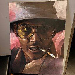 Future Design - Portret w stylu pop-art przedstawiający mężczyznę w okularach i kapeluszu z papierosem w ustach, umieszczony na stojaku z widocznymi narzędziami malarskimi i akcesoriami.