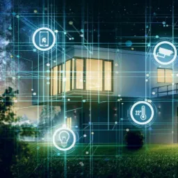 Inteligentny dom nocą: nowoczesny budynek z ikonami smart home (oświetlenie, monitoring, temperatura) i połączeniami sieciowymi na tle gwieździstego nieba.