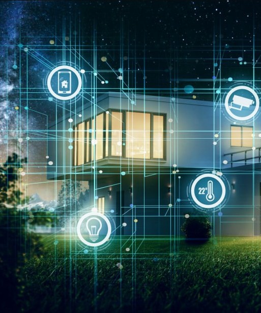 Inteligentny dom nocą: nowoczesny budynek z ikonami smart home (oświetlenie, monitoring, temperatura) i połączeniami sieciowymi na tle gwieździstego nieba.