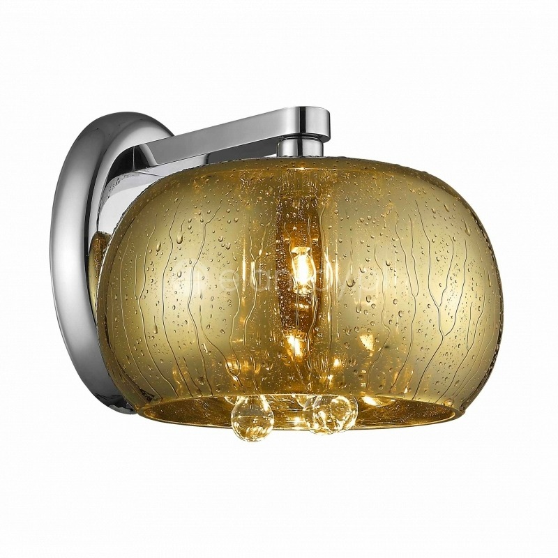 Kinkiet z chromowanym mocowaniem i szklanym, bursztynowym kloszem z efektem kropel deszczu oraz trzema szklanymi kulkami u dołu.