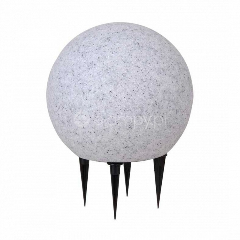 Szara kula ogrodowa z fakturą kamienia, osadzona na czterech czarnych kolcach do wbicia w ziemię, na białym tle.