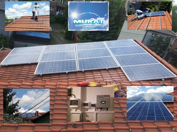 Montaż paneli słonecznych na dachu z czerwonej dachówki, widoczne także elementy instalacji elektrycznej i logo firmy w tle, ujęcie z góry.