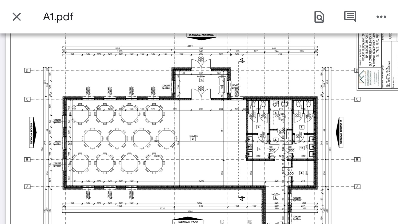 Plan architektoniczny budynku z zaznaczonym układem pomieszczeń, w tym sanitariatów i sali z okrągłymi stołami, przedstawiony w formie rysunku technicznnego z wymiarami.