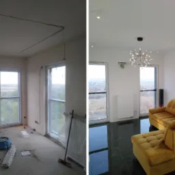Porównanie stanu surowego i wykończonego pokoju: widoczne kable elektryczne przed montażem oświetlenia i gotowe wnętrze z nowoczesnym żyrandolem, punktowymi lampami oraz stylową sofą na tle okien...