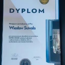 Dyplom autoryzowanego dystrybutora produktów firmy DEFRO HOME, potwierdzający ukończenie szkolenia z zakresu budowy, działania, doboru, uruchamiania i montażu kominków dla Pana Wiesława Suwały.