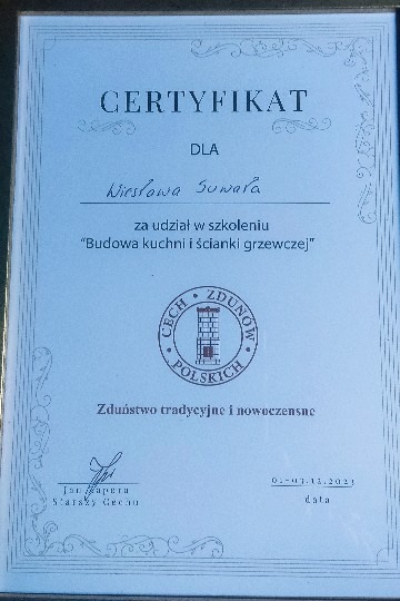 Certyfikat dla Wiesławy Suwary za udział w szkoleniu 'Budowa kuchni i ścianki grzewczej' wydany przez Cech Zdunów Polskich, z logo cechu przedstawiającym ceglany komin.