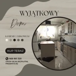 Jasna kuchnia z wyspą kuchenną, białe szafki i czarne blaty, widok na okno z firankami, płytki w stylu metro na ścianie, czarno-biała podłoga, aranżacja wnętrza.