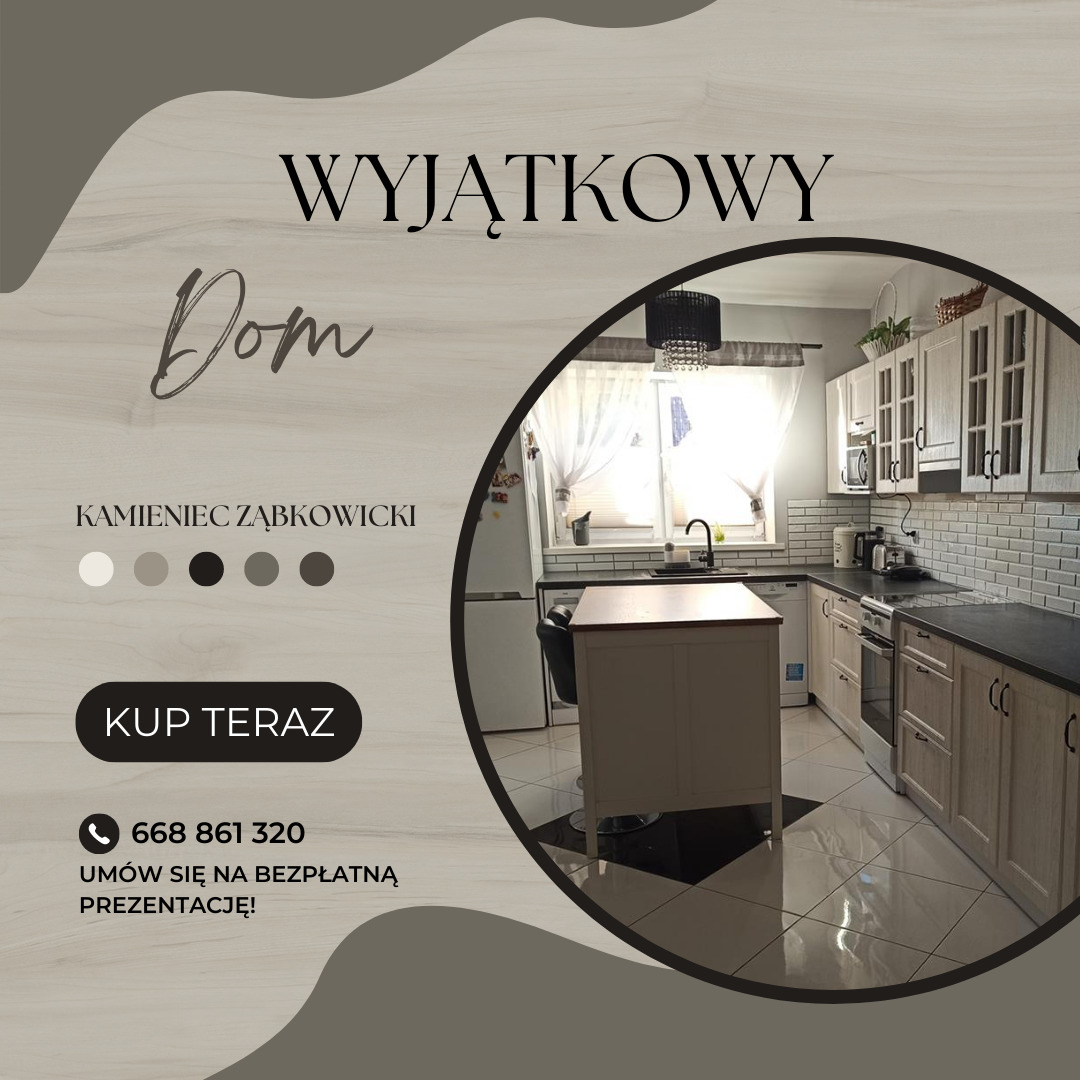 Jasna kuchnia z wyspą kuchenną, białe szafki i czarne blaty, widok na okno z firankami, płytki w stylu metro na ścianie, czarno-biała podłoga, aranżacja wnętrza.