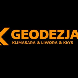 GEODEZJA S.C. Klimasara, Liwora - Pomarańczowe logo firmy z branży geodezyjnej na czarnym tle. Widoczny skrót nazwy firmy i pełna nazwa: Klimasara & Liwora & Kłys.