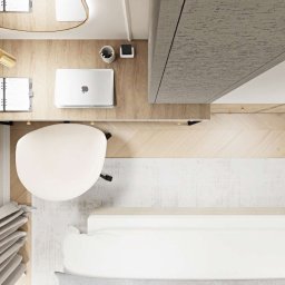 Decoria Studio Patrycja Tachmańska - Widok z góry na biurko z laptopem, kalendarzem i złotą lampką w jasnym pokoju z drewnianą podłogą i białym krzesłem obok łóżka.