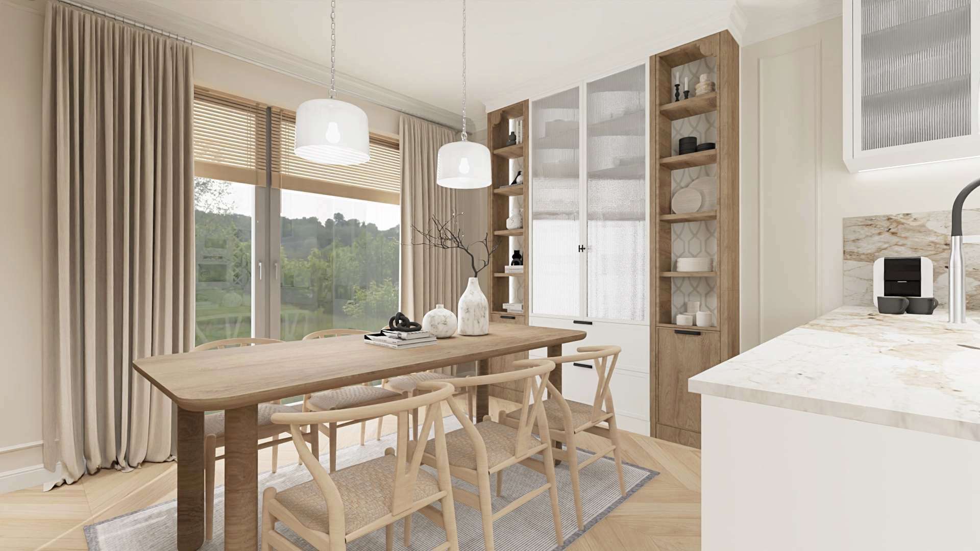 Jasna jadalnia z drewnianym stołem, krzesłami z plecionym siedziskiem, białymi lampami wiszącymi i zabudową z półkami oraz przeszklonymi szafkami.