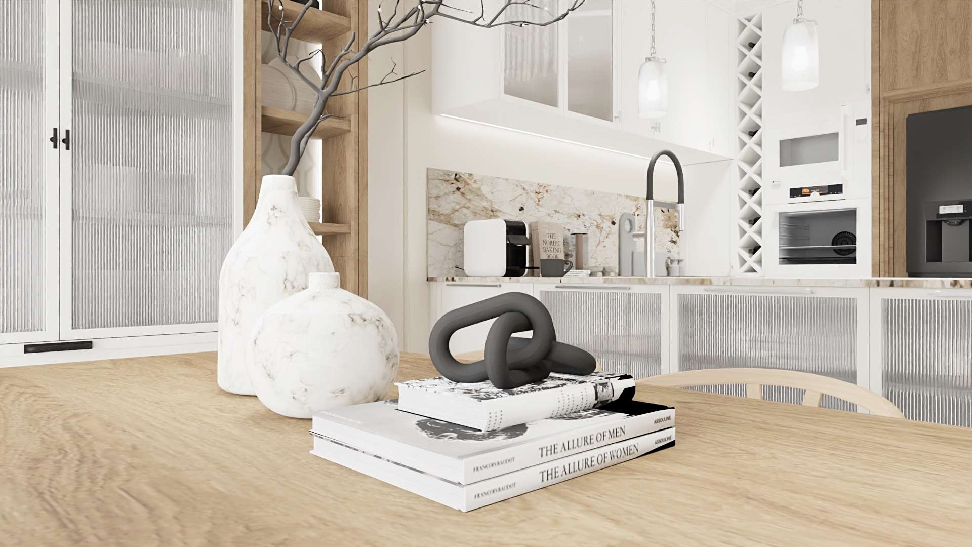 Jasna, nowoczesna kuchnia z marmurowym blatem, białymi szafkami z ryflowanym szkłem, drewnianymi akcentami i dekoracyjnymi wazonami z efektem marmuru na drewnianym stole, na którym leżą książki...