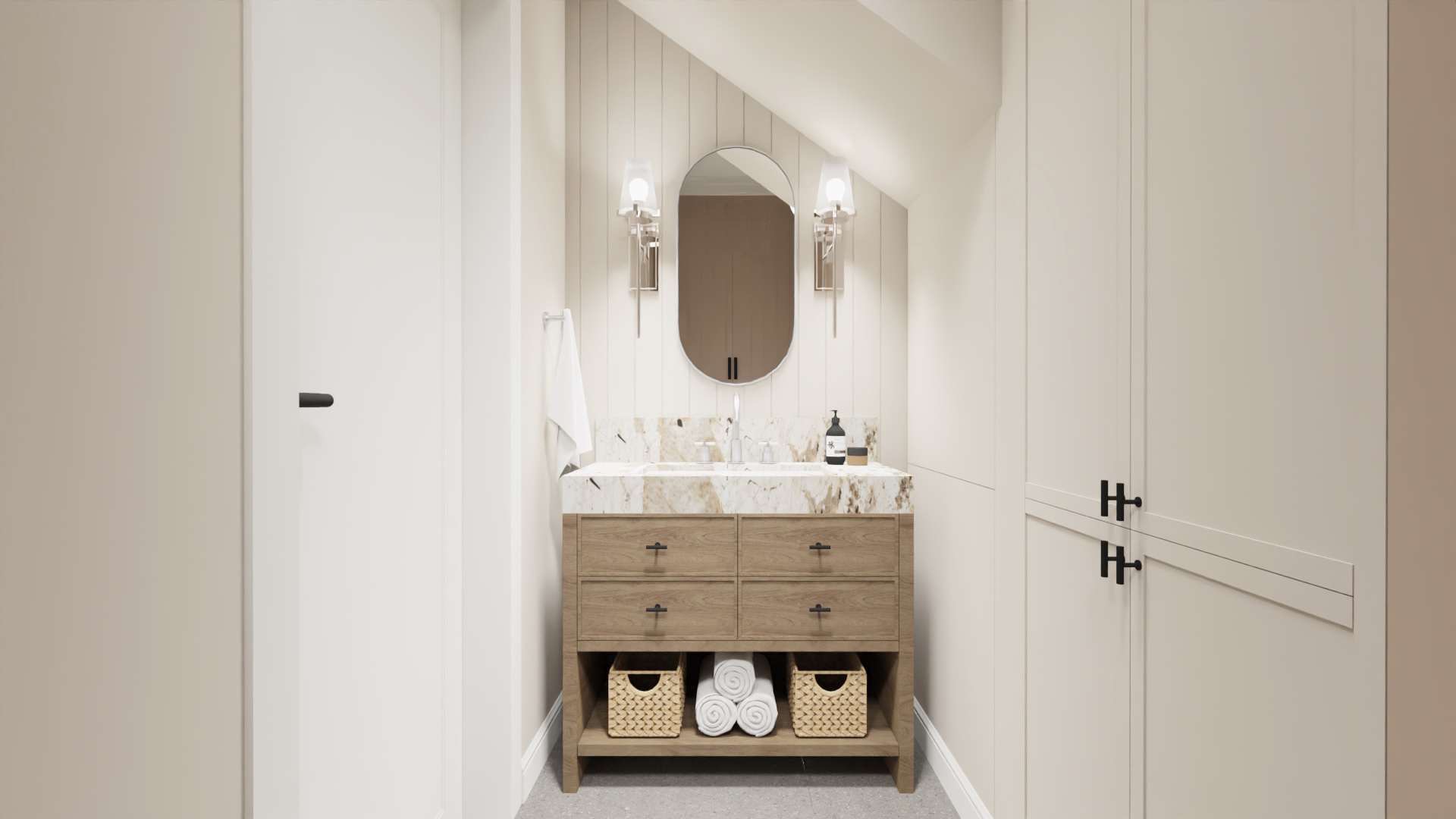 Jasna łazienka na poddaszu z drewnianą szafką pod umywalkę z marmurowym blatem, owalnym lustrem i wiklinowymi koszykami na ręczniki.