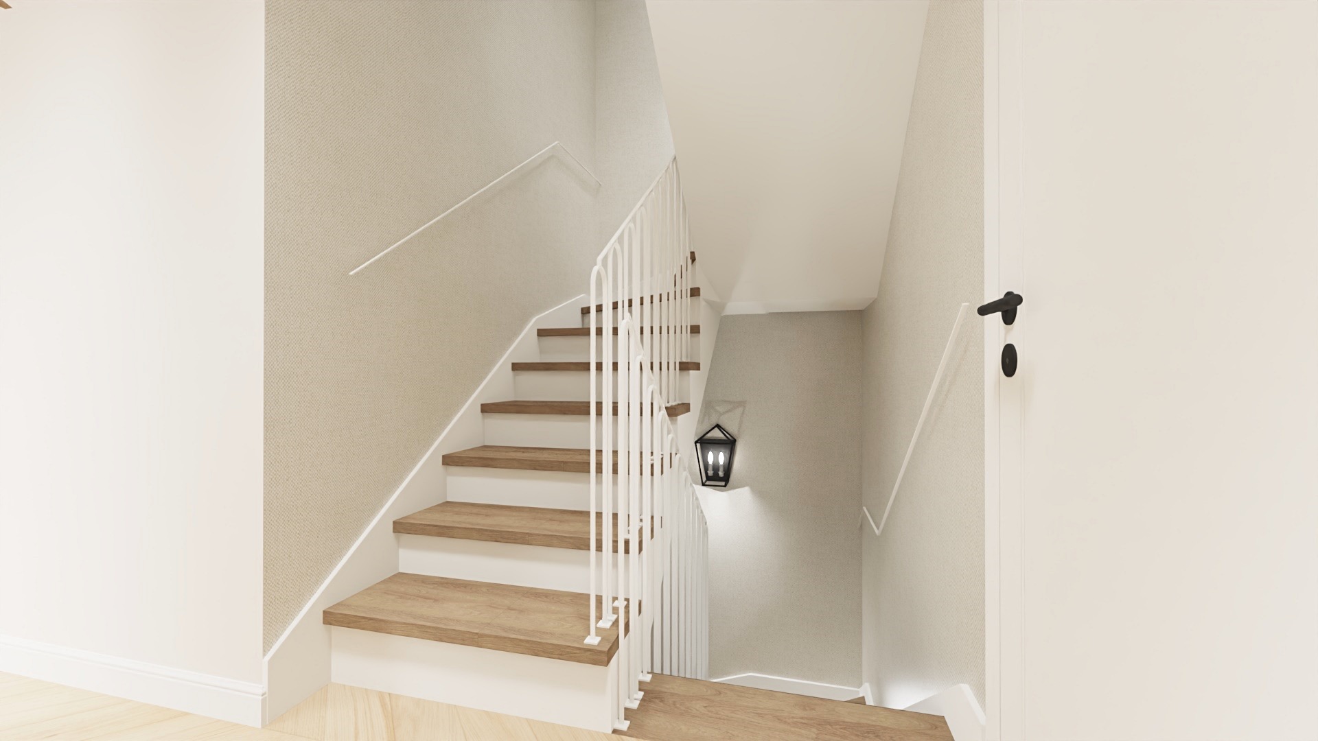 Schody drewniane z białymi podstopnicami i balustradą, oświetlone czarnym kinkietem w stylu latarni, ściany w odcieniach beżu.