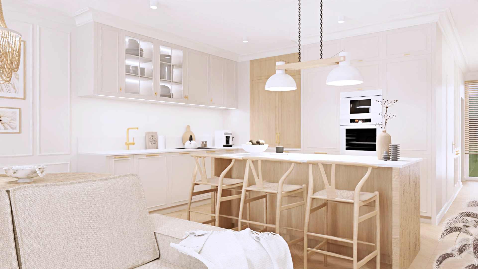 Jasna kuchnia w stylu klasycznym z wyspą i drewnianymi hokerami, widoczny fragment salonu z beżową sofą i dekoracyjnym żyrandolem.