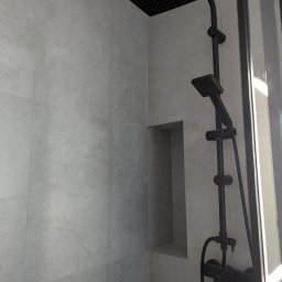PONTSIR DOROTA PONTSIR - Nowoczesna kabina prysznicowa z czarną armaturą i wnęką w szarej, imitującej kamień, płytce. Minimalistyczny design z wyraźnym kontrastem kolorystycznym.