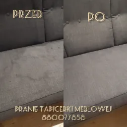 Porównanie 'przed i po' czyszczenia tapicerki sofy z widocznymi plamami po lewej stronie i czystą tapicerką po prawej stronie.